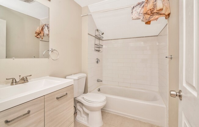 5 beds, 2 baths, 2,200 sqft, $3,900, Unit 0