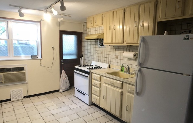Well-maintained Passyunk Square 2 Bedroom Home! W/D! Yard!