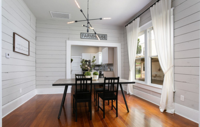 Historical Victorian Farmhouse minutes from Downtown, Lavaca, & Southtown