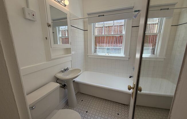 Studio, 1 bath, 320 sqft, $1,129, Unit 14