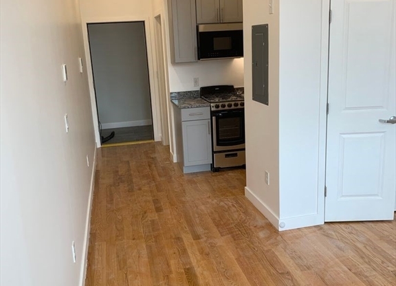 Studio, 1 bath, 415 sqft, $1,595, Unit 410