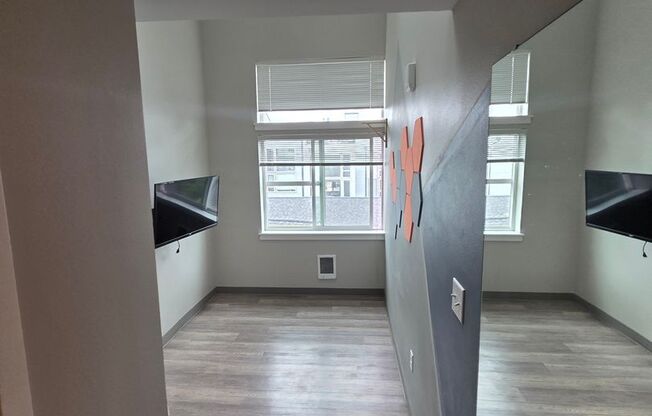 Studio, 1 bath, 172 sqft, $1,300, Unit B7