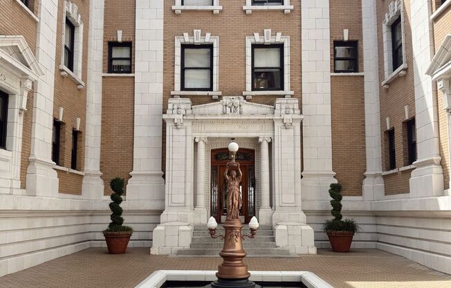 115 W Olympic Pl
