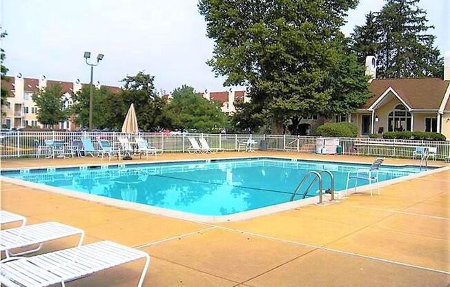 Crestwood 2 bed Condo Available Aug 1