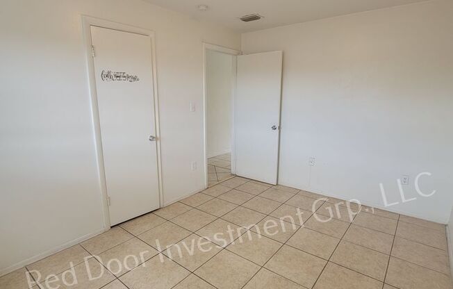 2 Bedroom 1 Bath Apartment~Move in Ready!