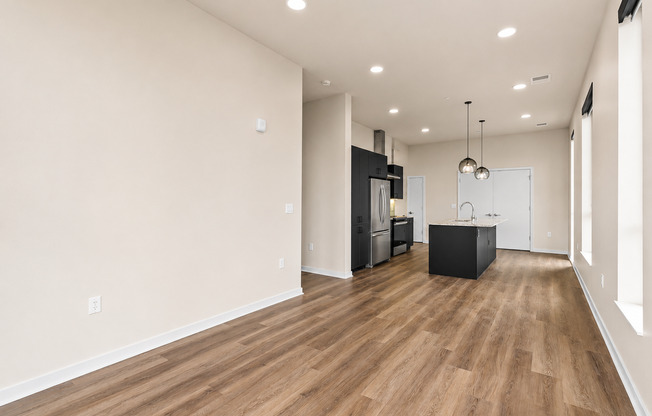2 beds, 1 bath, 983 sqft, $2,875, Unit 412