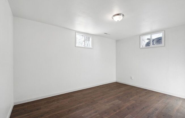 2 beds, 1 bath, 887 sqft, $1,050, Unit 1719 6th ave unit 3