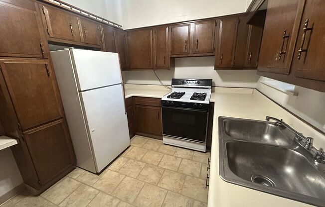 Stunning Three Bedroom on Bates St! Parking, Central Air Conditioning, Large Back Deck & More!! Call Today!!