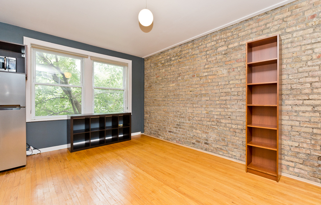 4240 N CLARENDON