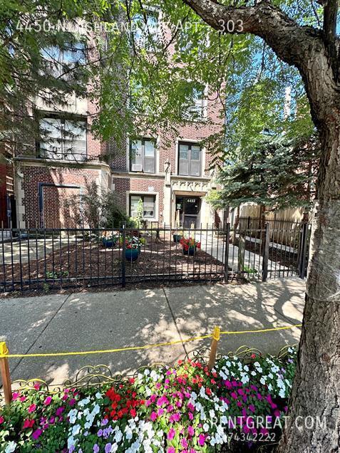 4450 N Ashland Ave