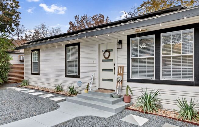 A Must See! Beautiful, Cozy & Modern 3/2 Home near Downtown SA in Lavaca and King William Area