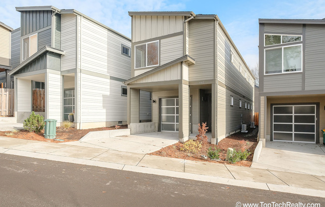 Stunning Modern 3 BD* 2.5 BA* 2 Level Detached Home Near Nike - Perfect for Commuter + private backyard!