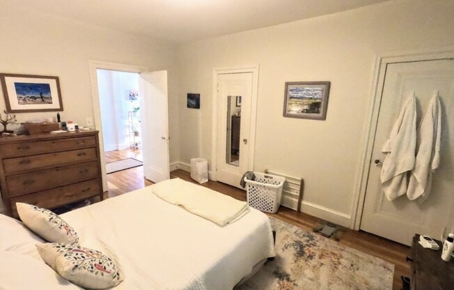 2 beds, 1 bath, 833 sqft, $2,200, Unit 42