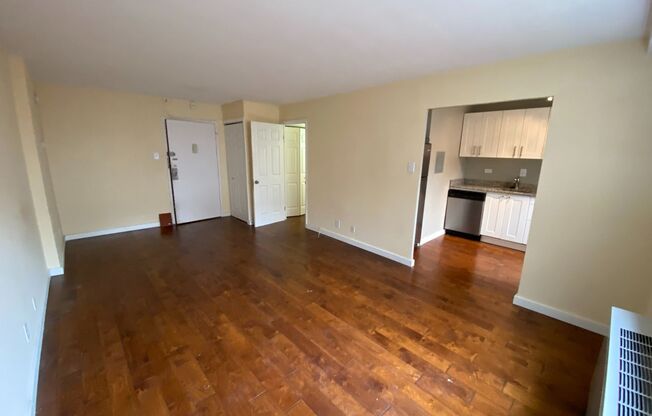 Superb studio with great kitchen roof top pool in Logan Circle! Utilities Included!