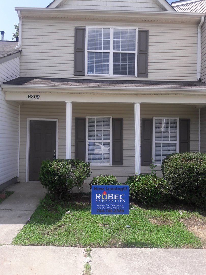 Coming Soon! 3 bedroom/ 2.5 bathroom Townhouse!