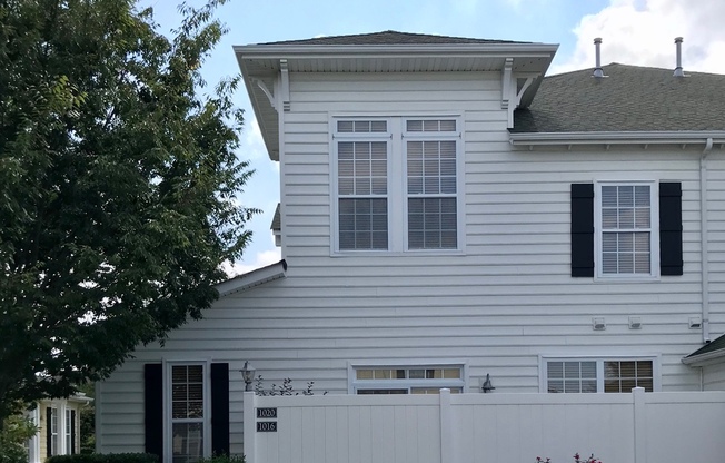Beautiful townhouse style condo in Ridgely Manor!