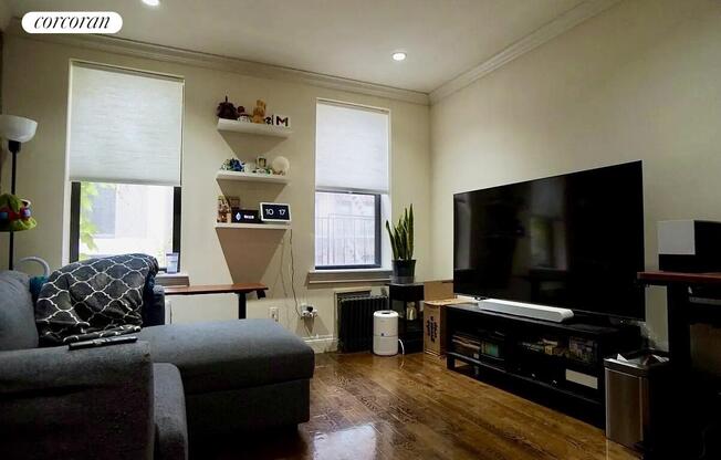 254 W 15 ST