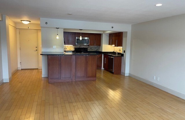 2 beds, 2 baths, 962 sqft, $3,900, Unit 1012