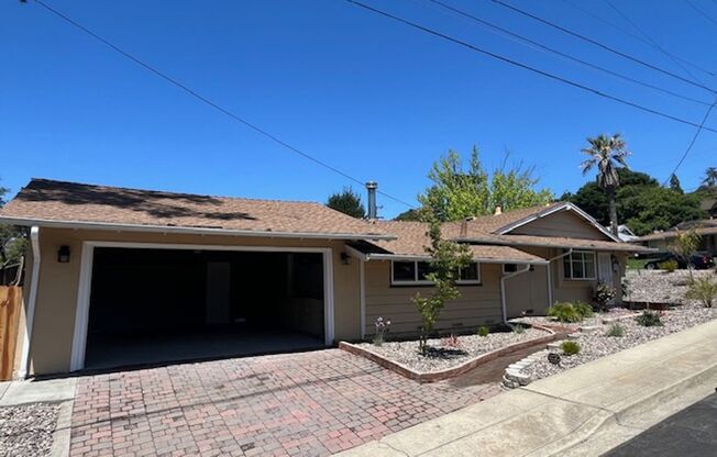 Lovely 3-Bedroom Corner Lot home in Pinole Valley