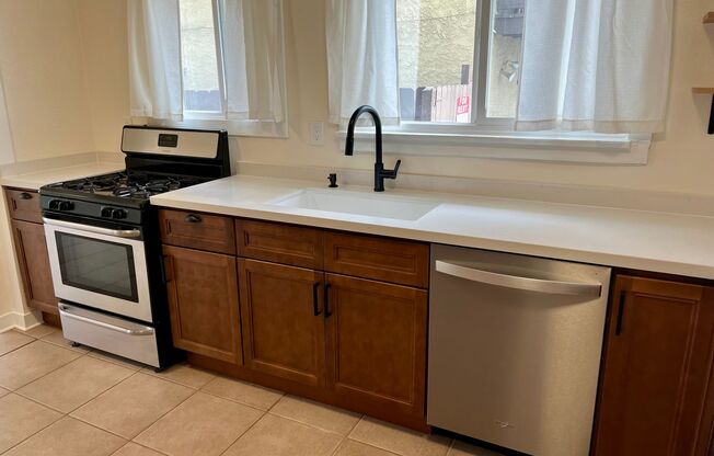 Charming 3-Bedroom Home– Renovated Kitchen & Spacious Backyard!