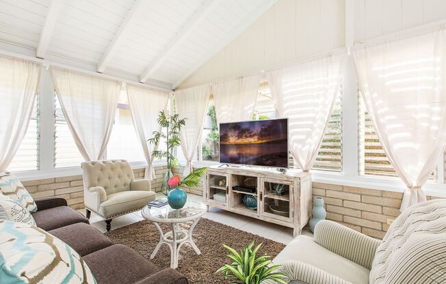 2bd/2ba Home w/Private Pool, Upscale decor, & Near Kahala Beach. Kahala Cottage