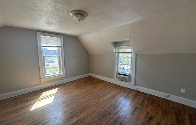 3 beds, 1 bath, 1,368 sqft, $1,695, Unit 1916 N Weber St - Unit B