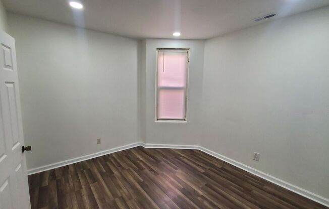 2 beds, 1 bath, $1,350, Unit 2nd Floor