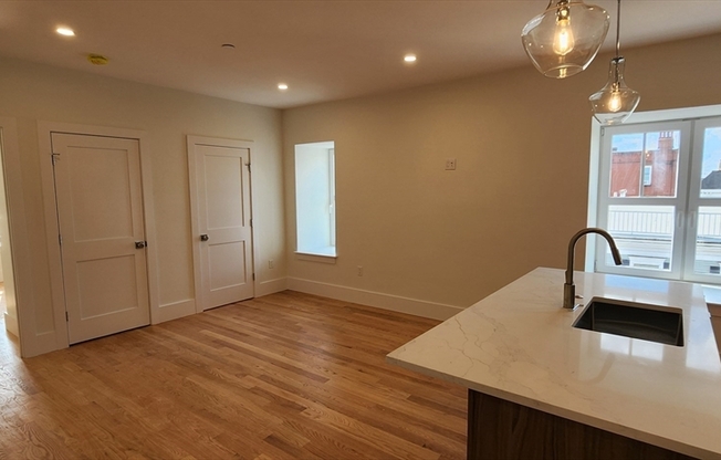 1 bed, 1.5 baths, 590 sqft, $3,300, Unit 5