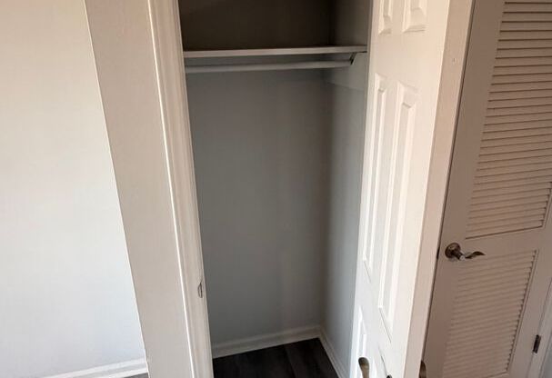 2 beds, 1 bath, 855 sqft, $1,049, Unit 3338-23