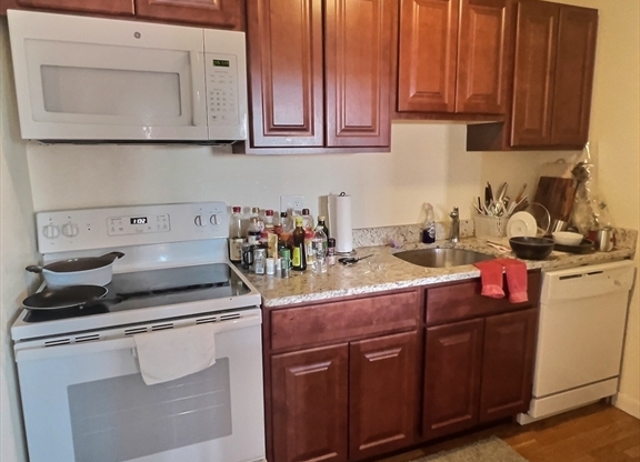 1 bed, 1 bath, 999 sqft, $2,800, Unit 32