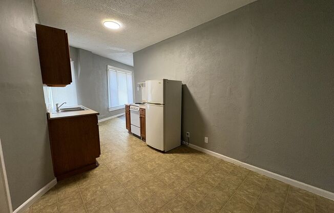 1 bed, 1 bath, $625, Unit #A