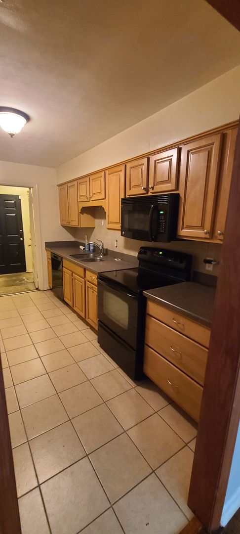 3 beds, 2 baths, $1,600