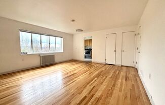 1 BR/1 BA bright and spacious condo in East Queen Anne.