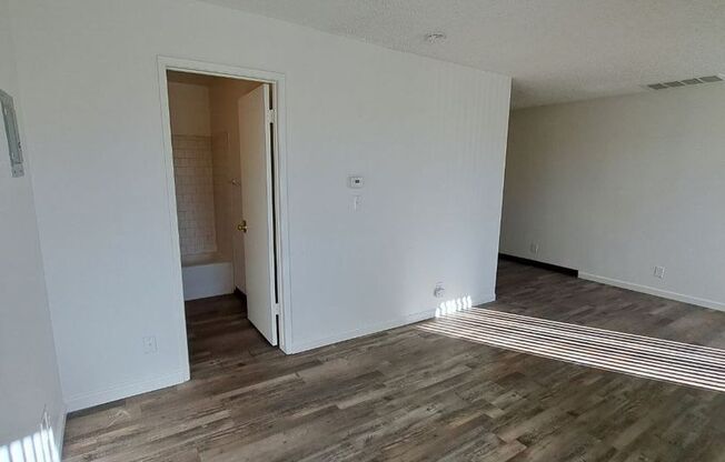 Studio, 1 bath, 400 sqft, $995, Unit 221