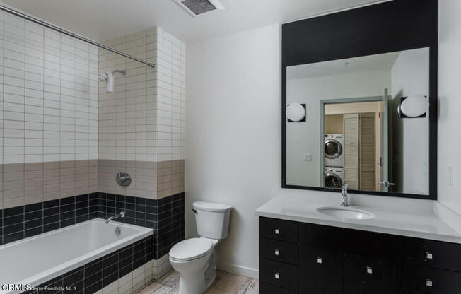 1 bed, 1 bath, 830 sqft, $2,950, Unit 220