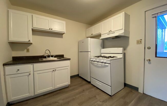 Fantastic Oakland 2Br! Great Location on the BLVD! Close to Pitt! Call Today!