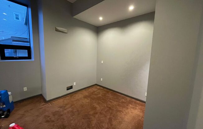 1 bed, 1 bath, 900 sqft, $1,295, Unit 1R