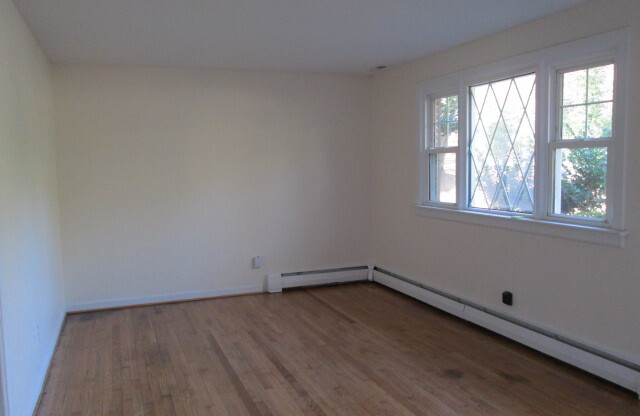 4 Bedroom 2 Bath Chesterfield Tri-Level Near Chippenham Parkway