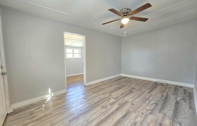 2219 Everett St- 2 BEDROOM/1 BATH For Rent