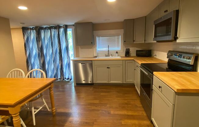 2 beds, 1 bath, $1,695