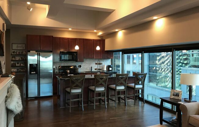 {1101} 5th Floor Condo + 2 parking spaces included + Luxury Amenities + In-unit Laundry