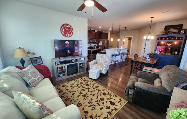 2 beds, 2 baths, 1,161 sqft, $1,795, Unit 124-221