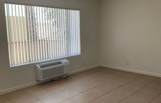 1 bed, 1 bath, 620 sqft, $1,200, Unit 3220 N