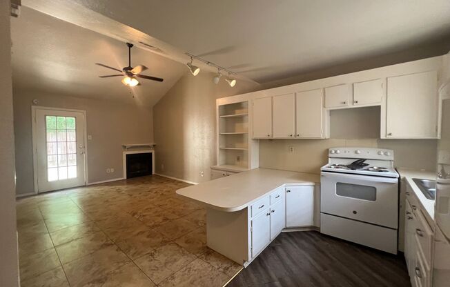 CUTE CUTE CUTE Single story townhome..