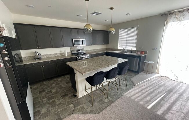 Spacious & Modern Home in Jurupa Valley!