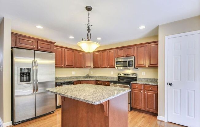 Beautifully maintained townhouse in Lake Linganore ready for your family mid-May!