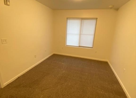 2 beds, 1 bath, 750 sqft, $1,000