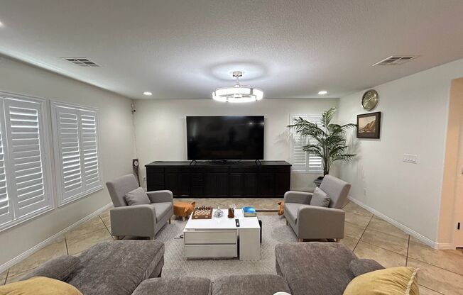 Fully Furnished 4 Bedroom 2.5 Home!