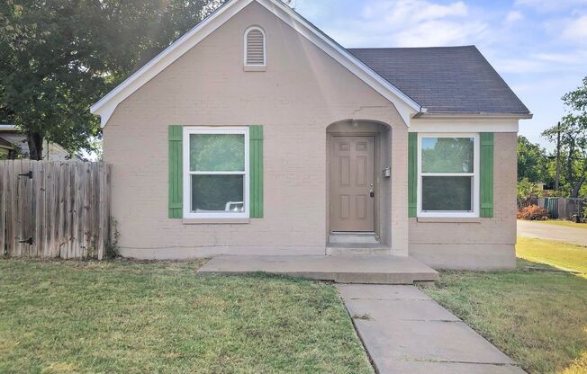 Charming 2 Bed 1 Bath Home, Close to Everything!