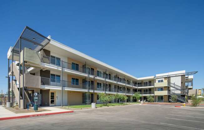 Exterior of Streamliner 16th Apartments in Phoenix